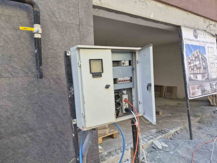 Eskişehir’de kapağı açık bırakılan elektrik panosu korkutuyor