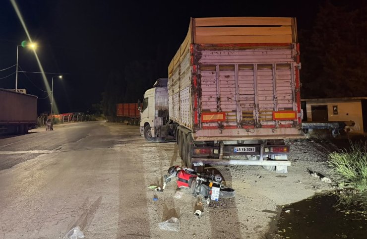 Manisa’da motosiklet park halindeki tıra çarptı: 1 ölü