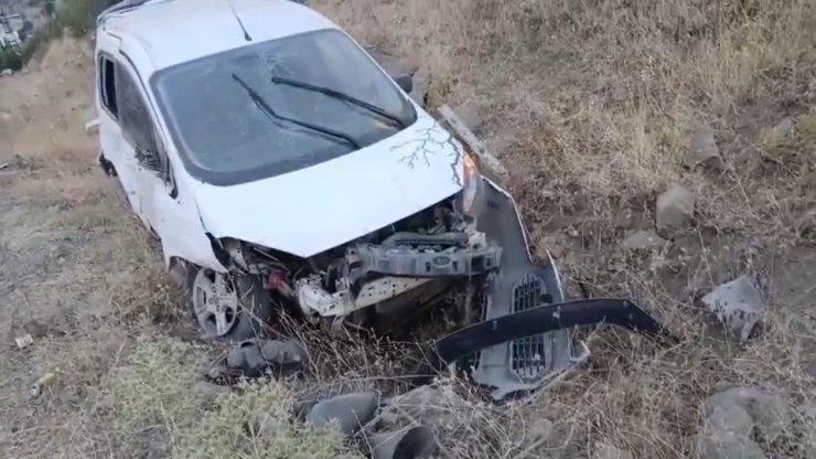 Sason’da hafif ticari araç takla attı: 1 yaralı