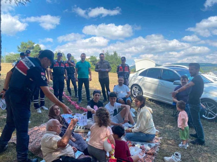 Jandarma ve akademisyenlerden piknikçilere orman yangını uyarısı