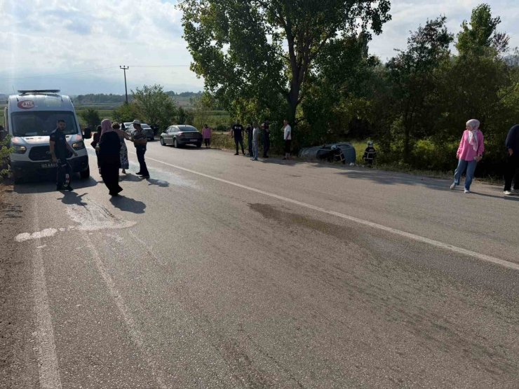 Yoldan çıkan otomobil ağaçlık alanda yan yattı