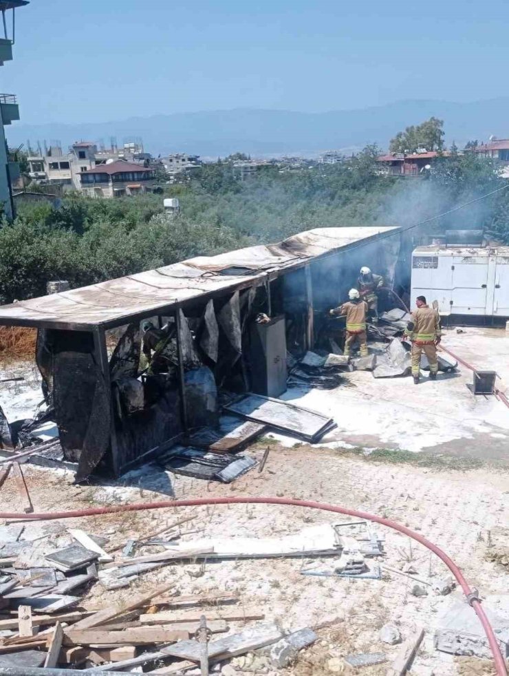 Defne’de konteyner yangını yaşandı