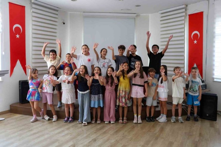Efeler’de sahne minik yeteneklerin