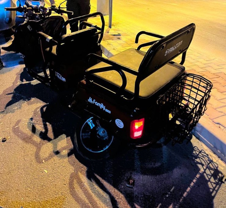 Otomobil ile üç tekerlekli motosiklet çarpıştı: 2 yaralı