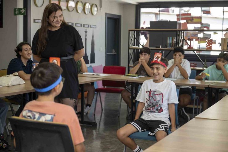 İngilizceyi oyunlarla öğreniyorlar: ‘Hello Mersin’ yaz programı sürüyor