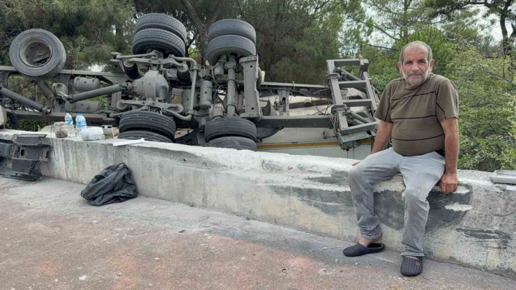 Freni tutmayan kamyon bahçeye devrildi: Sürücüyü emniyet kemeri kurtardı