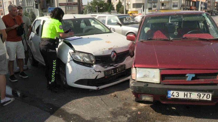 Tavşanlı’da iki otomobil kavşakta çarpıştı: 1 yaralı