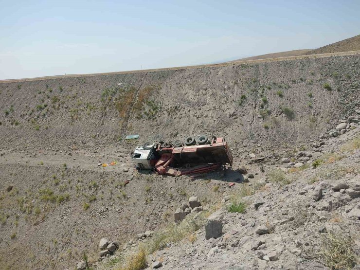 Tunceli’de vinç uçuruma yuvarlandı: 1 yaralı