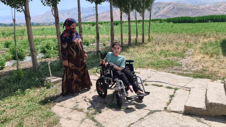 Spina Bifida hastalığı bulunan Yusuf’a akülü sandalye desteği