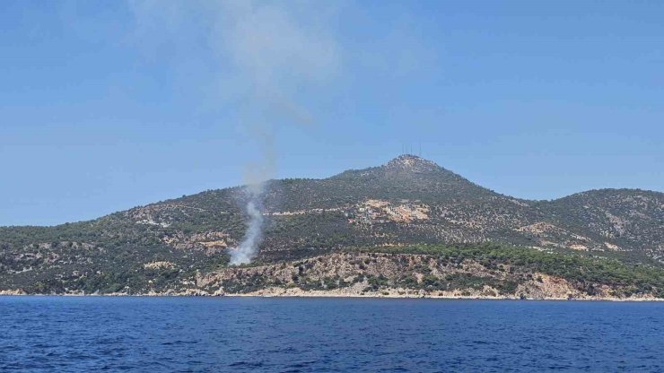 Kaş’ta makilik alanda çıkan yangın söndürüldü