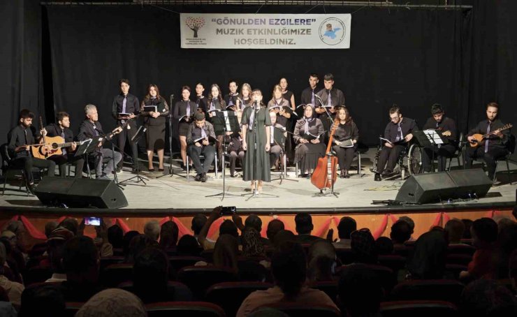 Ahlat’ta "gönülden ezgilere" gecesi: Özel bireyler ve öğrencilerden unutulmaz konser