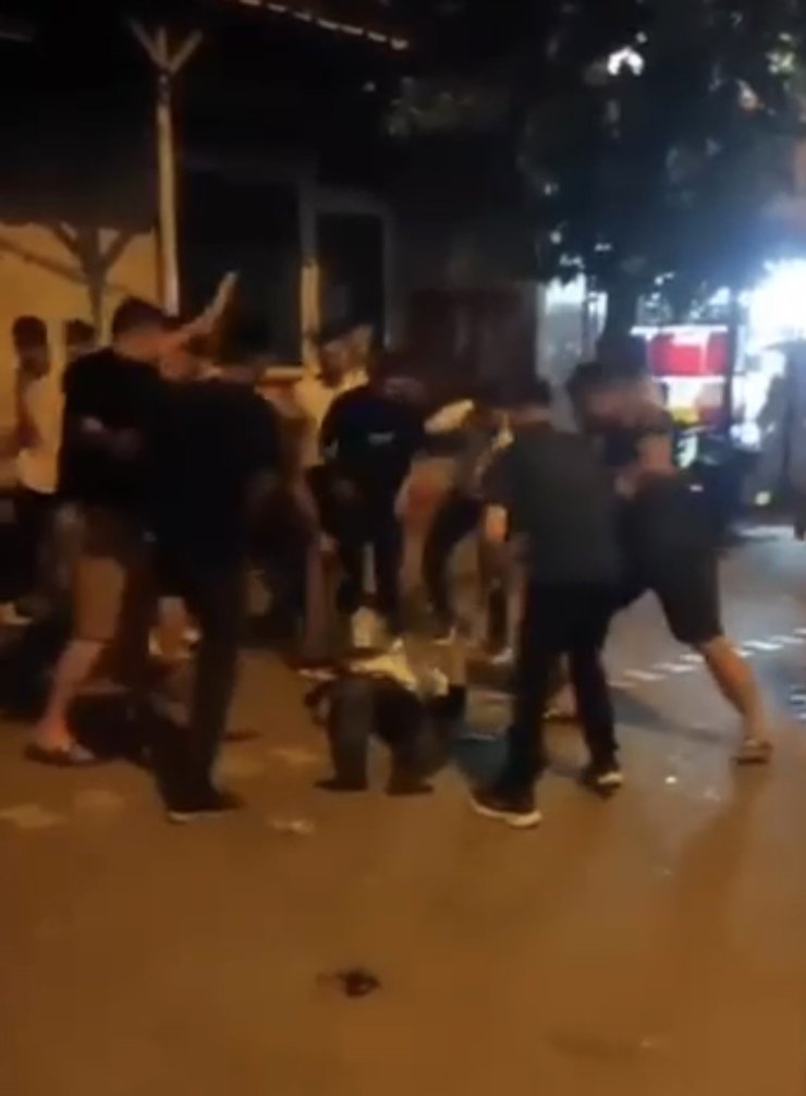 Kadını darp eden adamı mahallelinin linç anları kamerada