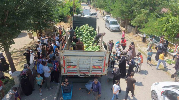 Muş karpuzu 8 mahallede vatandaşlara ücretsiz dağıtıldı