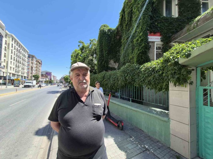 15 yıldır gönüllü olarak çalıştığı ’Sarmaşıklı Cami’ye gözü gibi bakıyor