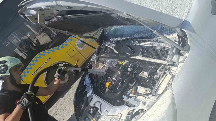 Siirt’te seyir halindeki hafif ticari aracın motoru alev aldı