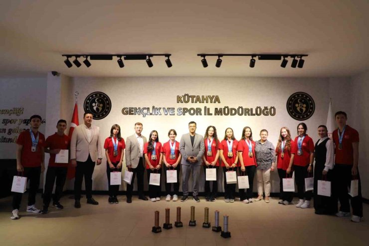 Tavşanlı’nın başarılı sporcuları 7 kupa ve 19 Türkiye derecesi elde etti
