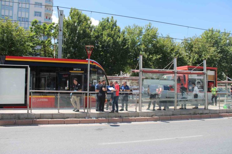Tramvayın çarptığı genç kadın ağır yaralandı