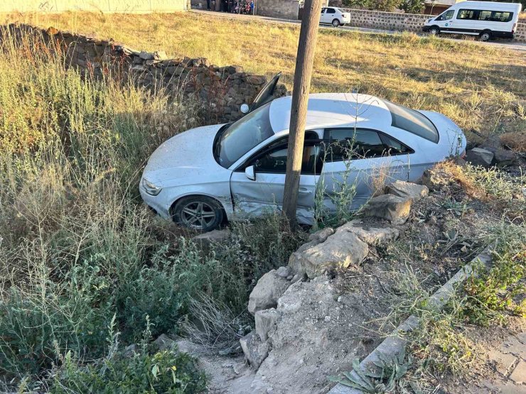 Yoldan çıkan otomobil, araziye girdi: 2 yaralı