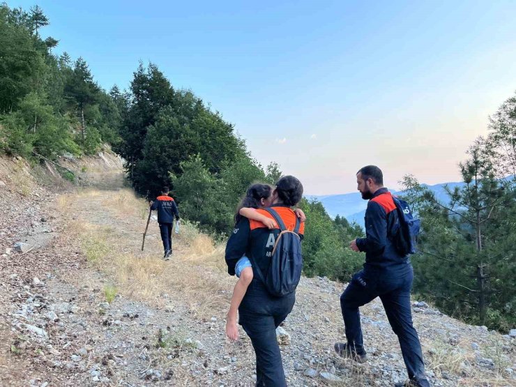 Kahramanmaraş’ta araçta mahsur kalan baba ve kızı kurtarıldı