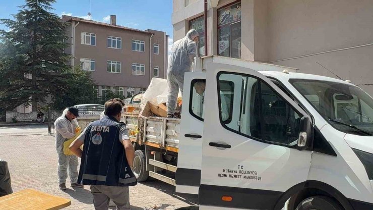 Kütahya’da emekli profesörün iki dairesinden tonlarca eşya ve çöp çıktı