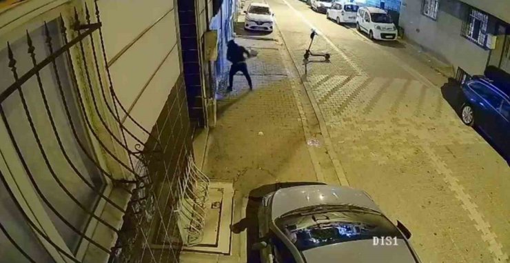 Eski sevgili dehşet saçtı; Önce binayı kundakladı, ardından camları kırdı
