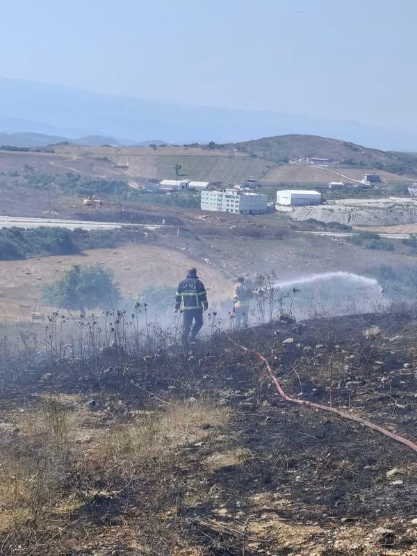 Yayladağı’nda arazi yangını geniş alana yayılmadan söndürüldü