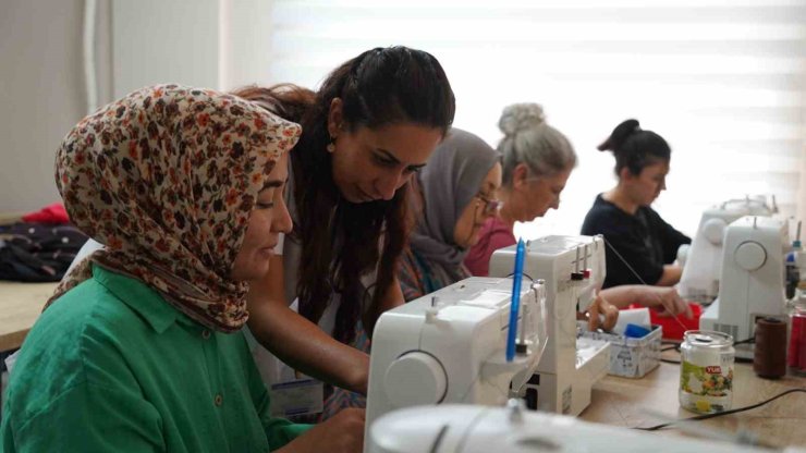Yunusemre’de kadınlar dikiş kurslarıyla üretime katılıyor
