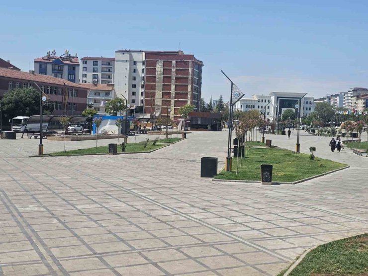 Elazığ’da sıcaklar cadde ve sokakları tenhalaştırdı
