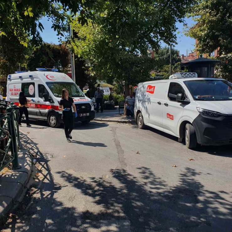 Hatalı park ambulansa geçit vermedi