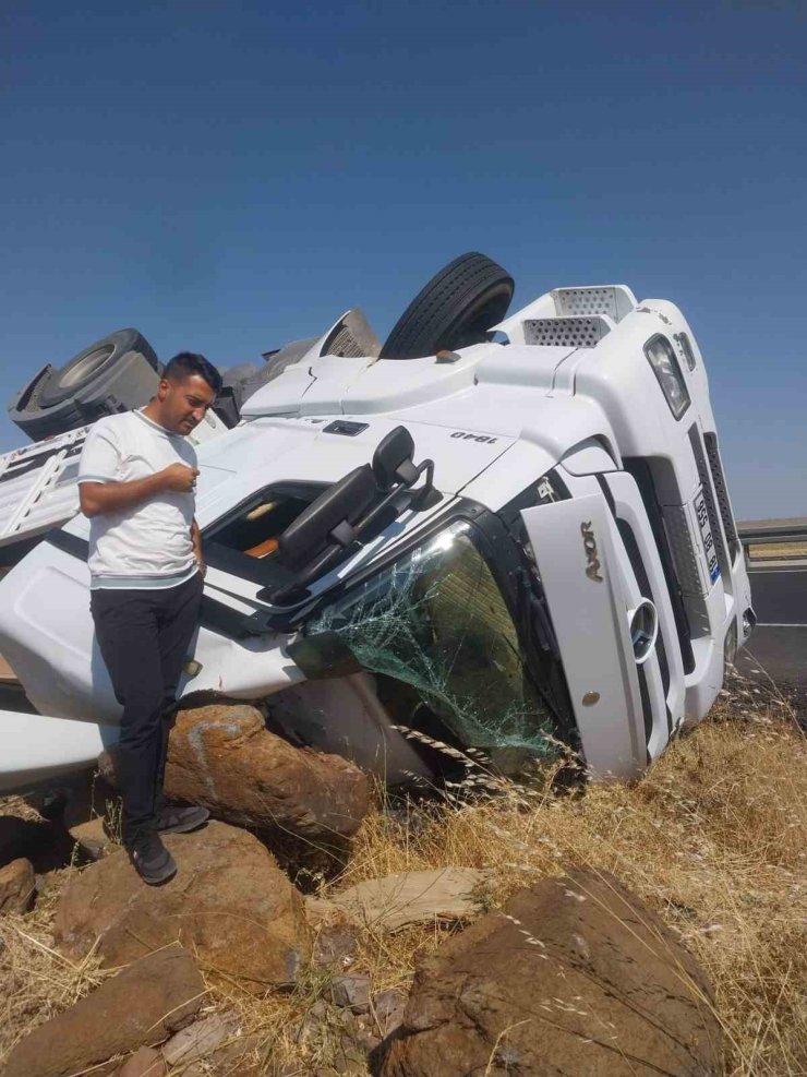 Mobilya yüklü tır devrildi, sürücü hafif yaralandı