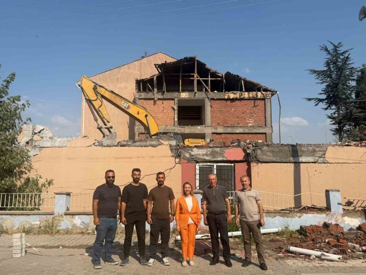 Deprem riski olan Atatürk Ortaokulu yıkılıyor