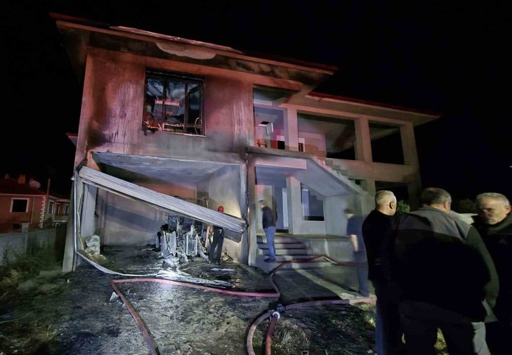 Kulu’da inşaatın garajındaki traktör yandı