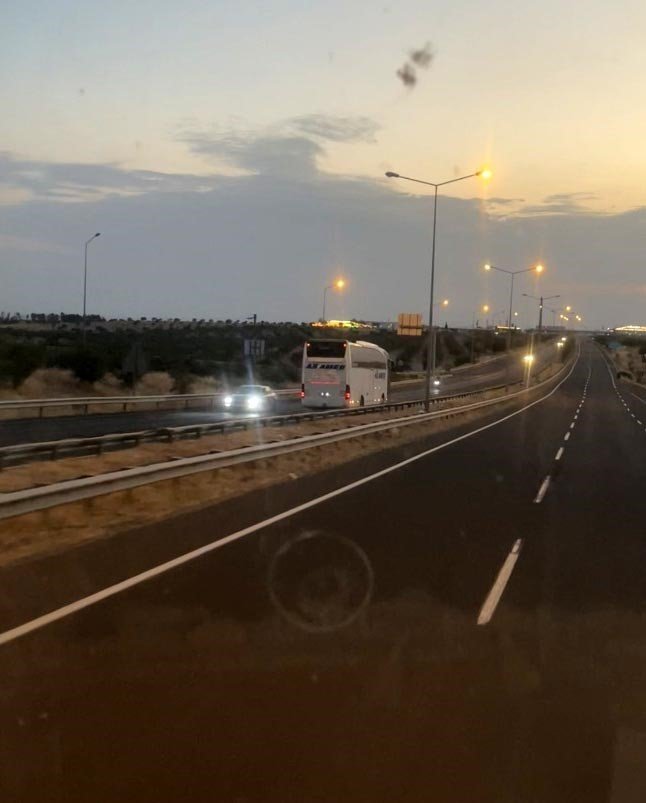 Birecik’te otoyolda tehlikeli anlar: Yolcu otobüsü ters yönde ilerledi