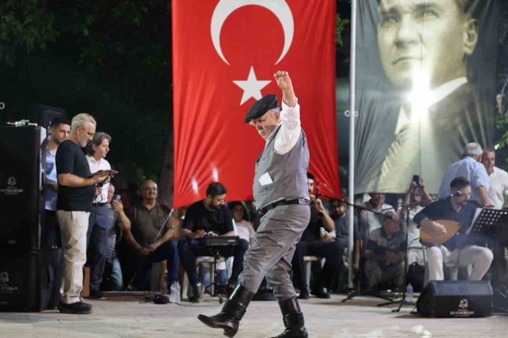 Üstat ve genç efeler ’Zeybek Ateşi’ni yaktı