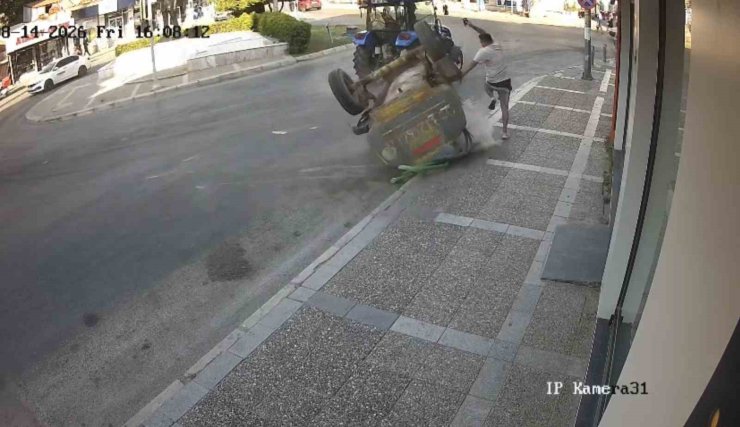 İzmir’de traktörden fırlayan tanker yayayı eziyordu