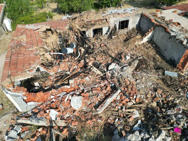 Yaşlı çiftin yanan evinde nişanlı torunlarının hayalleri de kül oldu