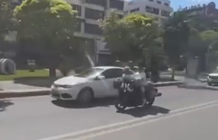 Motosiklete ters oturarak yaptıkları kasksız yolculuk ’pes’ dedirtti