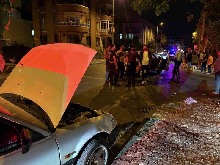 Otomobillerin çarpıştığı kazada sürücülerden biri firar etti: 1’i çocuk, 2 yaralı