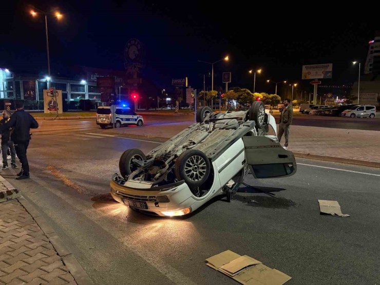 Kamyonla çarpışan otomobil takla attı