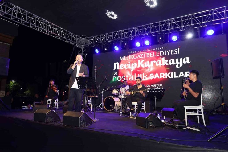 Çarşı Melikgazi’de nostaljik şarkılar gönülleri fethetti