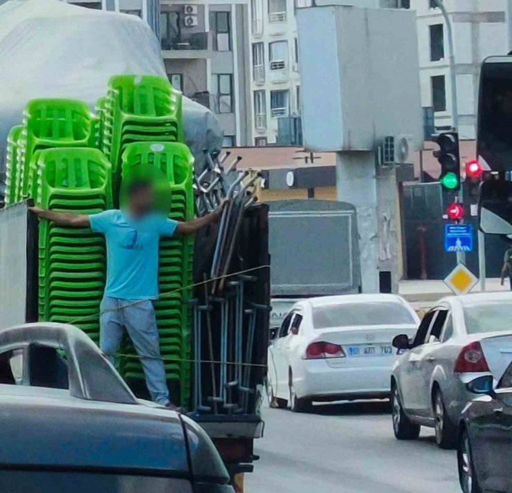 Kamyonetin kasasında tehlikeli yolculuk