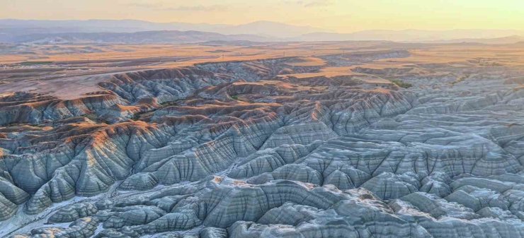 Doğanın sanat eseri Gökkuşağı Tepelerinde gün batımı masalı