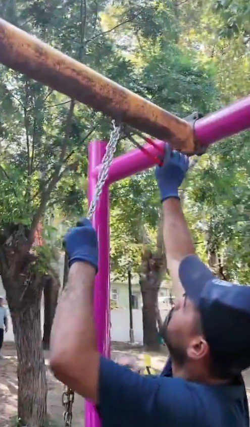 Antakya’daki parklarda bakım ve yenileme çalışmaları sürüyor