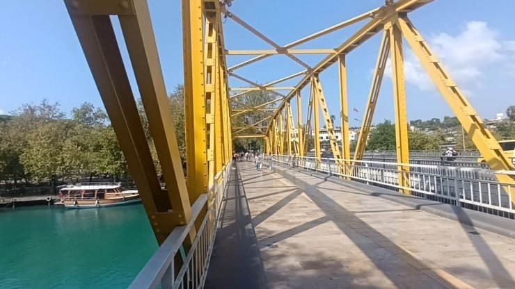 Sıcaktan bunalan çocukların Manavgat Irmağı’nda tehlikeli serinliği