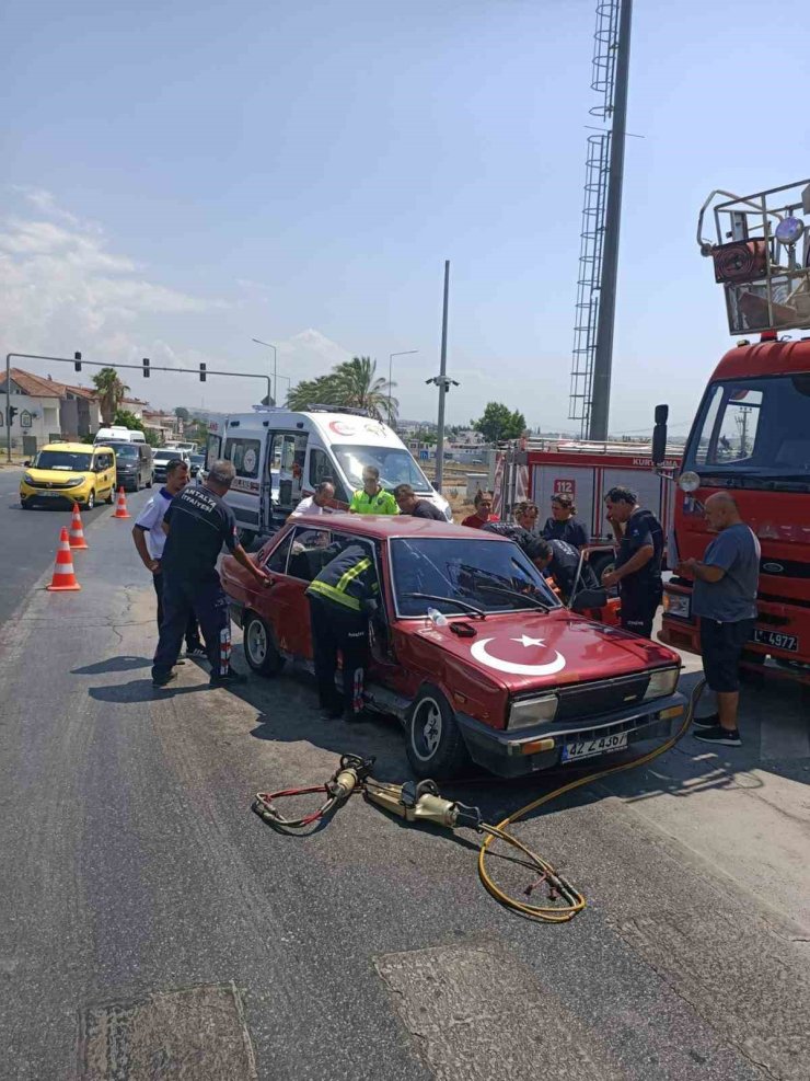 Manavgat’ta iki otomobil çarpıştı: 1 yaralı