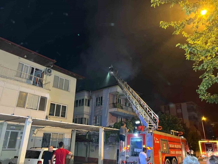 Burdur’da 3 katlı binada yangın korkuttu