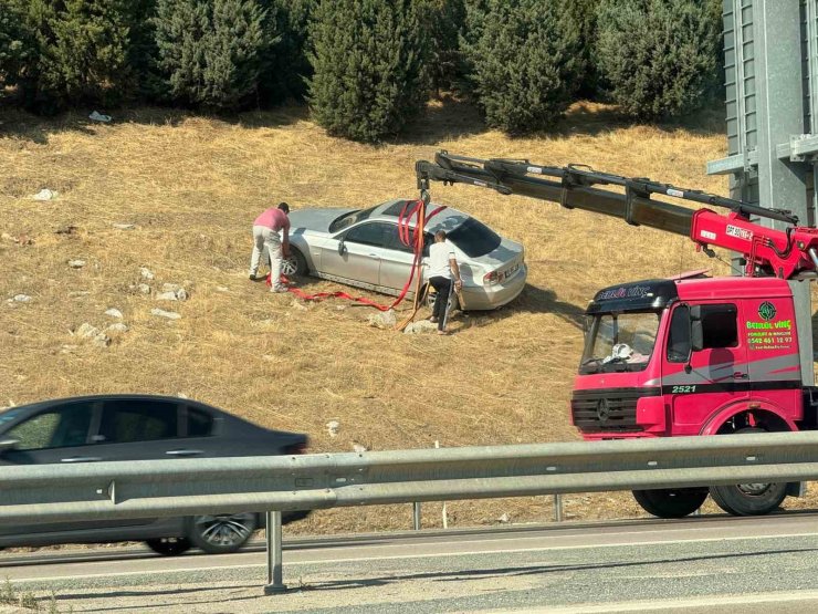 Bursa’da otomobil bariyerleri aşarak tarlaya uçtu