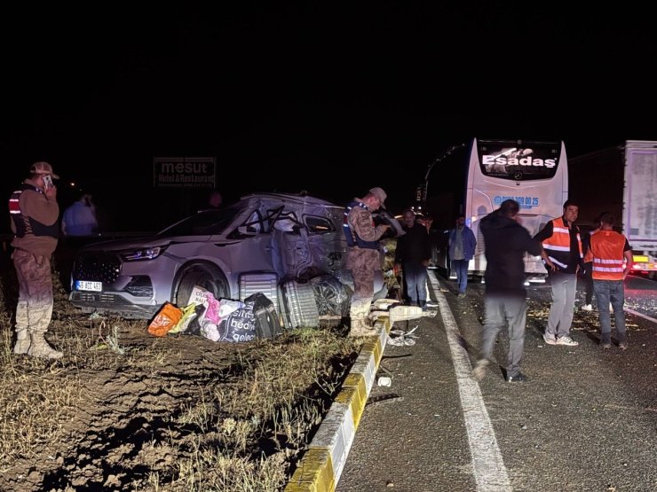 Erzincan’da yolcu otobüsü ile SUV tipi araç çarpıştı: 1’i ağır 7 yaralı