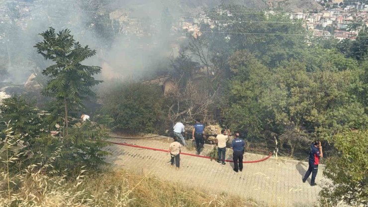 Otluk alanda çıkan yangın metruk binaya sıçradı