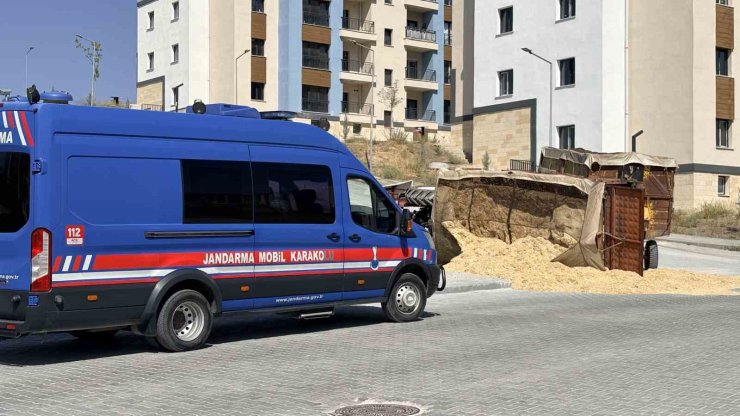 Yokuşta devrilen traktörün sürücüsü yaralandı